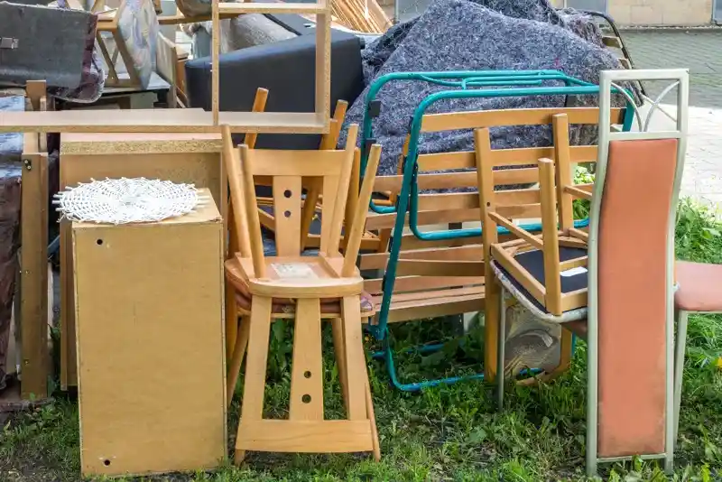 When to Hire Professionals for Furniture Removal in Covina, CA When to Hire Professionals for Furniture Removal in Covina, CA